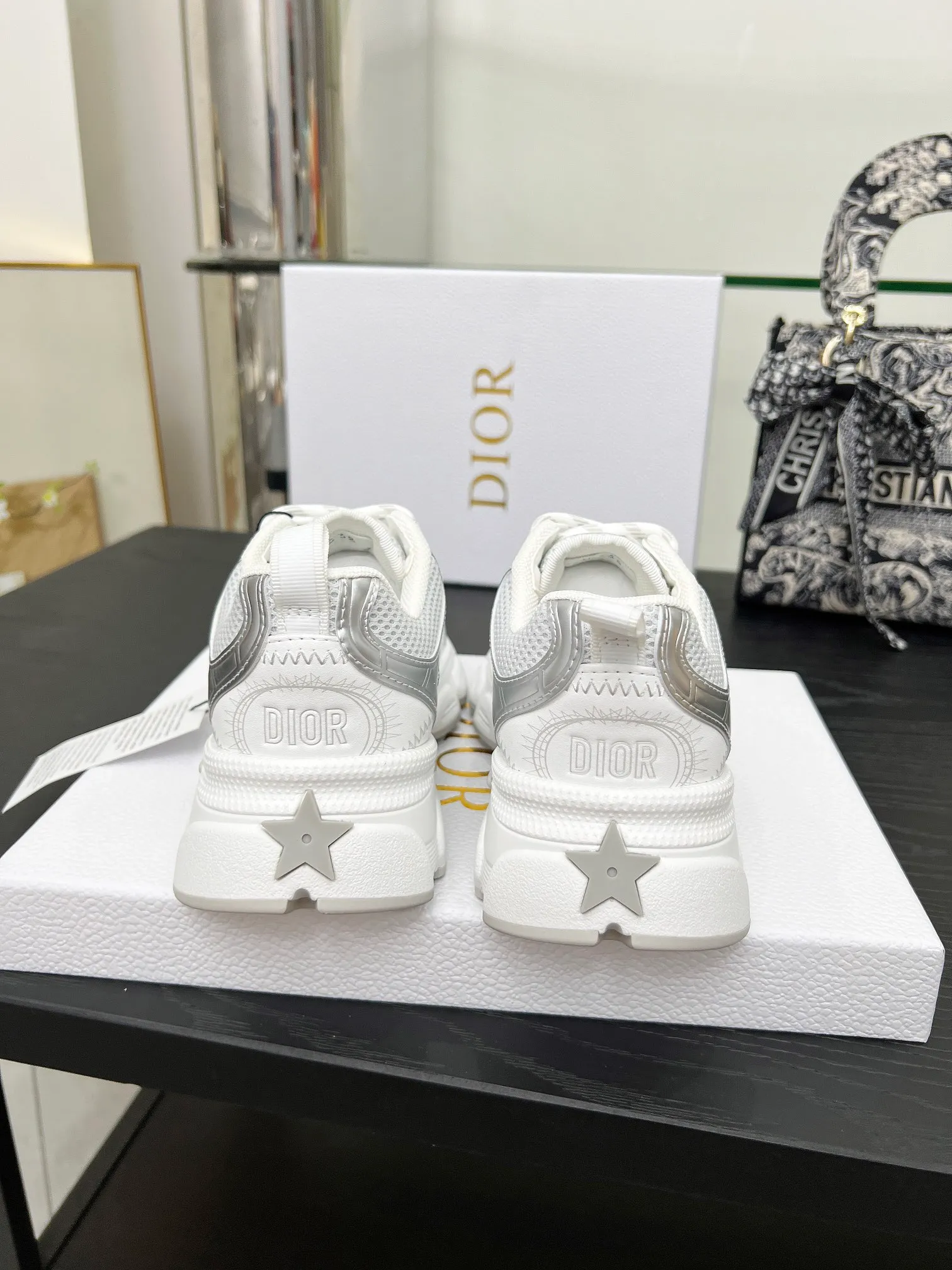 👟👟Ex-factory price 560👟👟 The official website is updated simultaneously with the 2025 model. This Dior Chrono sneaker reinterprets running shoes in Dior's high-end style. Gray mesh fabric is paired with tonal suede calfskin panels, the CD logo on the side, the star patch on the tongue and the Dior logo on the heel, all in classic fine detail. Featuring two-tone laces and a lightweight sole with star graphics, they can be worn year-round. Size: Women’s size 35-41 (35/42 can be customized) Color: 12 colors available